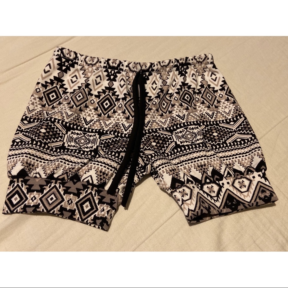 Little V Men bubble shorts, size 3-4